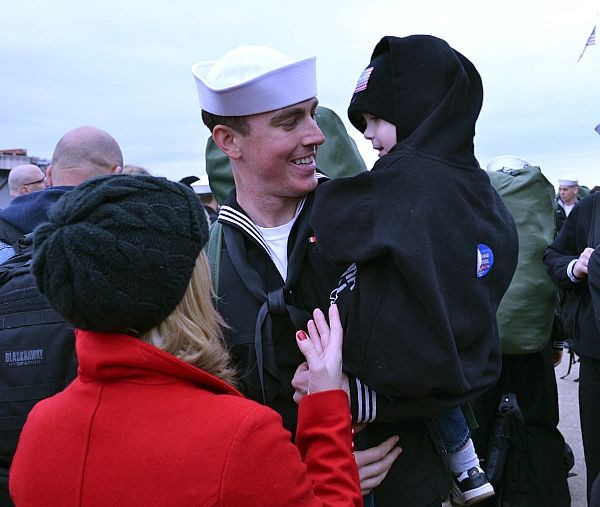 Binh sỹ phục vụ trên tàu sân bay USS Enterprise (CVN 65) đoàn tụ với gia đình trên cảng Norfolk.